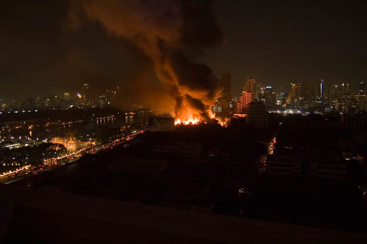Массивный пожар в Бангкоке.Горят 50 домов.