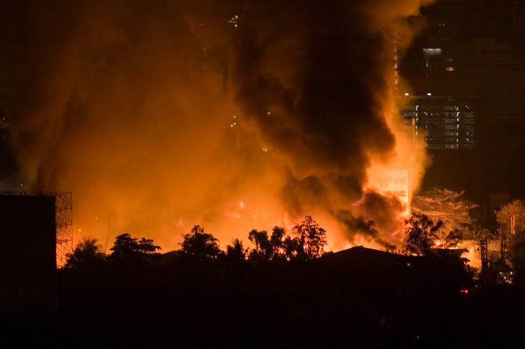 Массивный пожар в Бангкоке.Горят 50 домов.