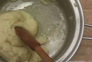 Forum Image: http://i5.photobucket.com/albums/y160/BerryNoire/makingpateauchoux.jpg