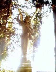 angeles celestiales statue
