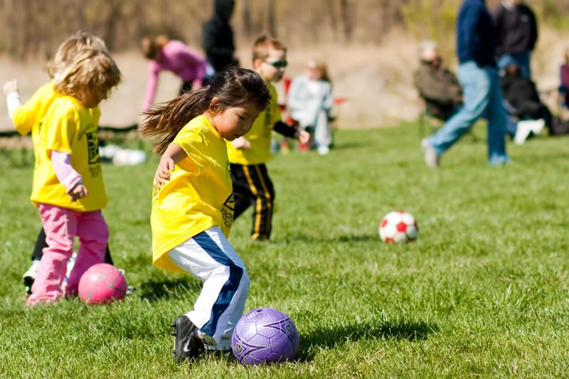 IMAGE: http://i5.photobucket.com/albums/y169/UNOZ1/Photography/soccer1.jpg