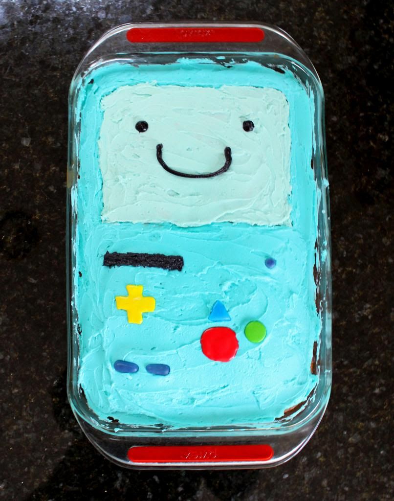 http://www.swingthedayaway.com/2013/01/adventure-time-bmo-cake.html