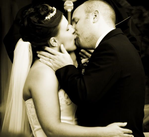 IMAGE: http://i5.photobucket.com/albums/y174/morristk/weddings/NateVera040.jpg