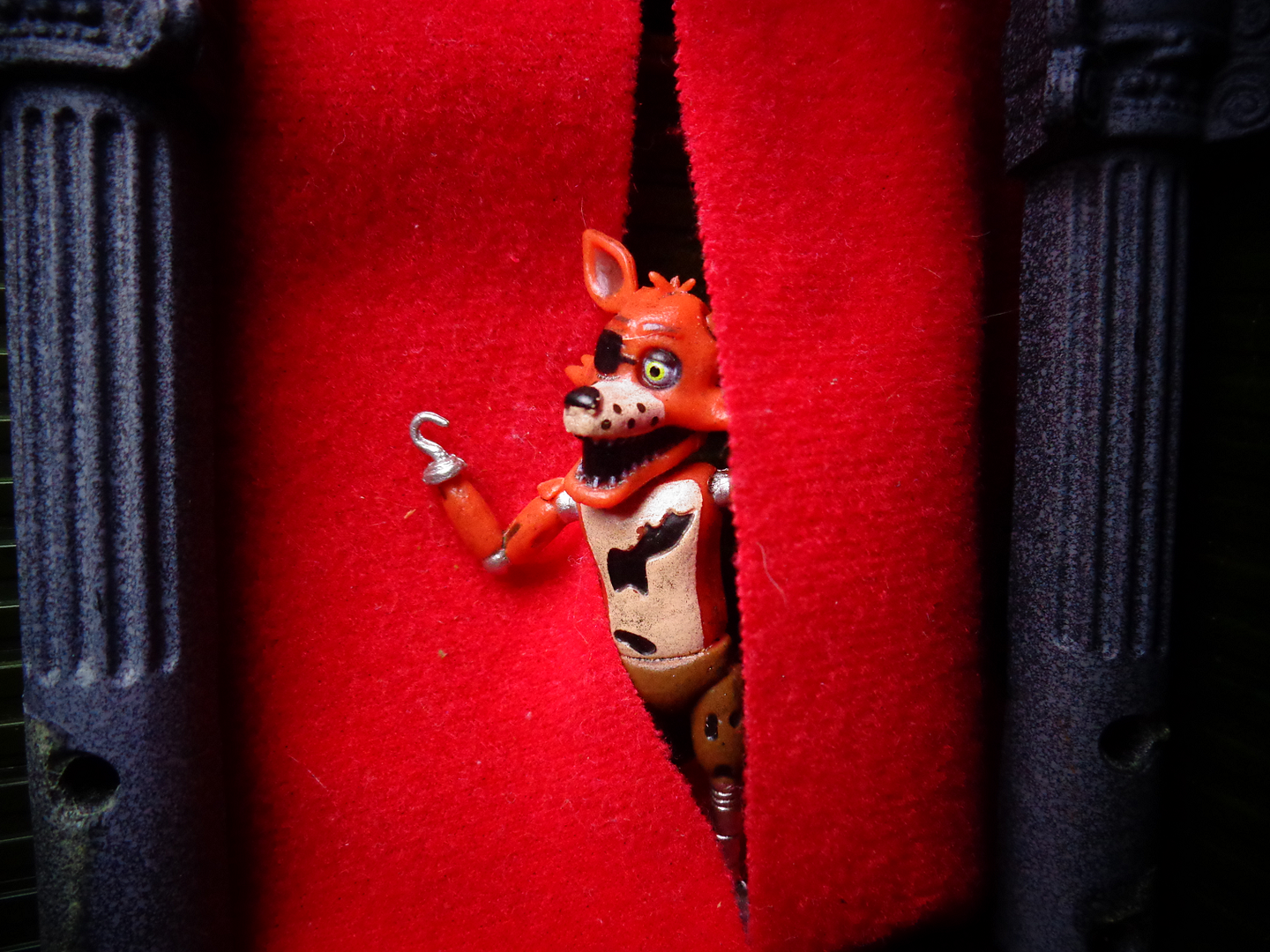Freddys-FoxyCurtain.png