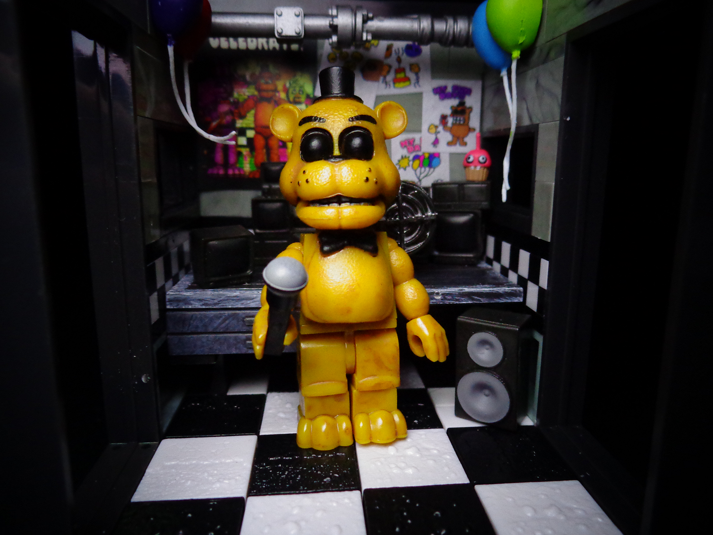 Office-GoldenFreddyStand.png