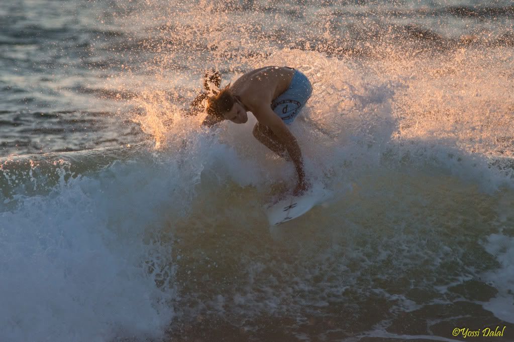 IMAGE: http://i5.photobucket.com/albums/y187/yossid/1D-X%20First%20surf/1DXL1320-2.jpg