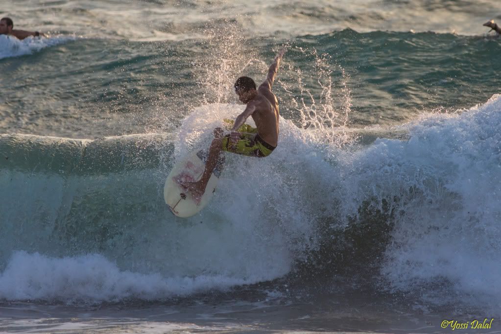 IMAGE: http://i5.photobucket.com/albums/y187/yossid/1D-X%20First%20surf/C44P0129.jpg