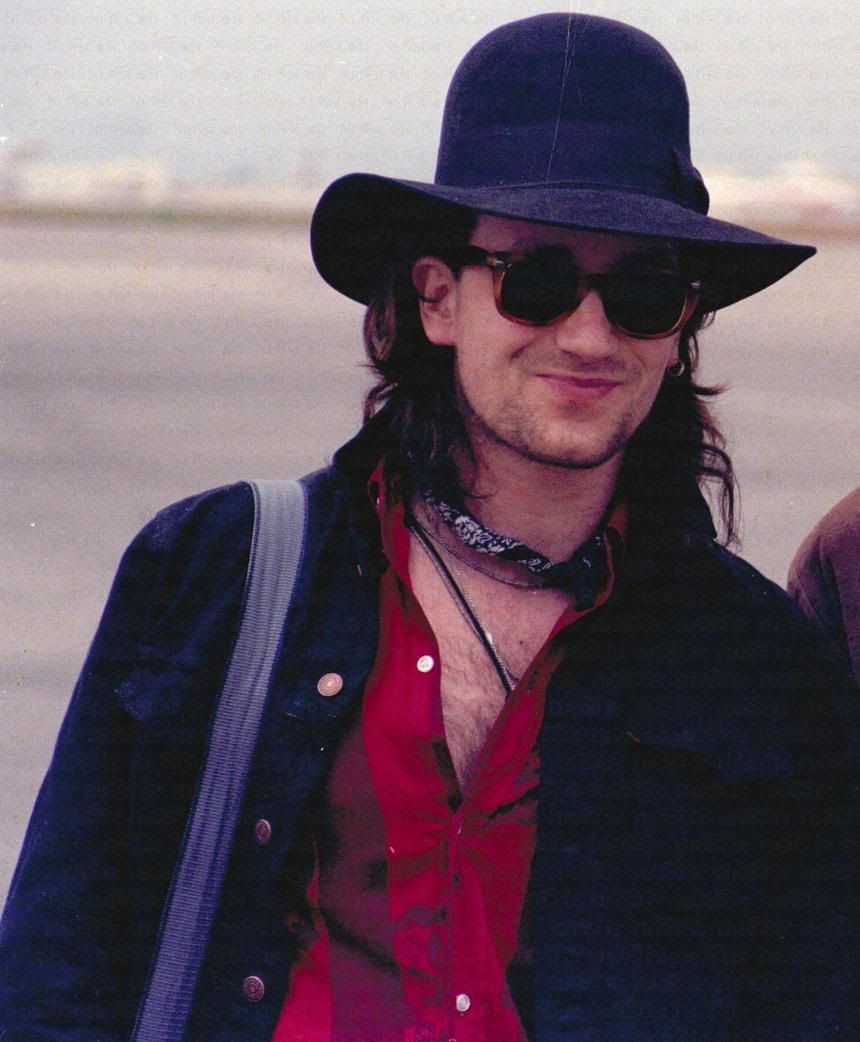 Bono smiling… - Page 3 - U2 Feedback