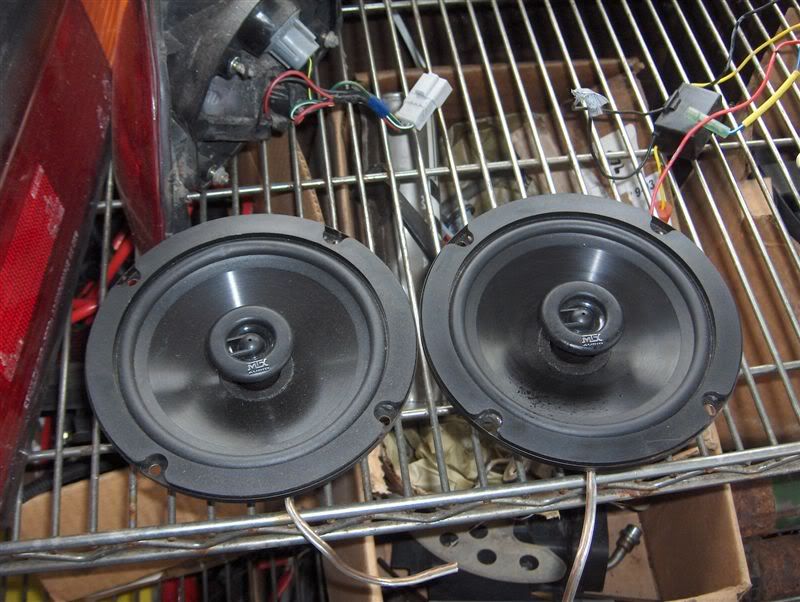 http://i5.photobucket.com/albums/y189/716pro/speakers006.jpg