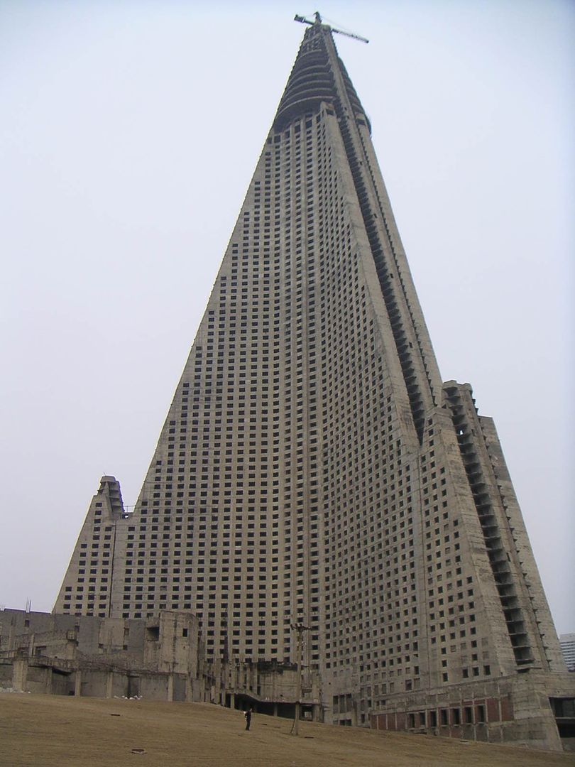 http://i5.photobucket.com/albums/y189/Norrin_Raddink/ryugyong-hotel-tower-1.jpg