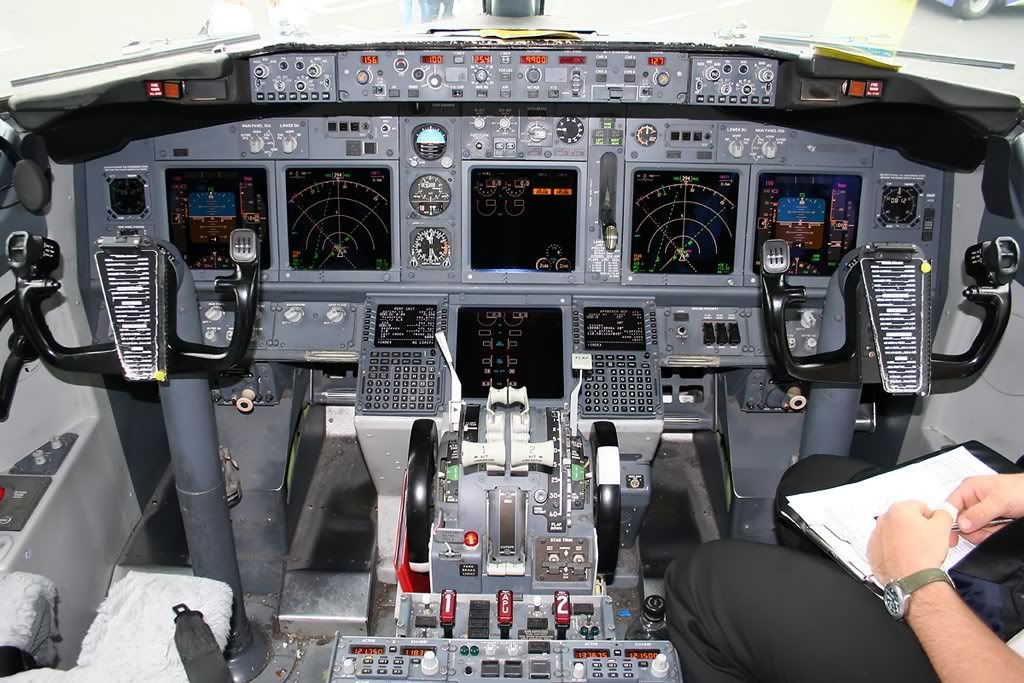 http://i5.photobucket.com/albums/y189/daniel_nicholson2000/STN-BFS/G-EZJBcockpitno2.jpg