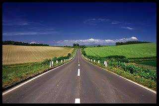 La carretera entraña muchos peligros como el cansancio, el aburrimiento, la soledad, las infracciones de los demás usuarios, etc.