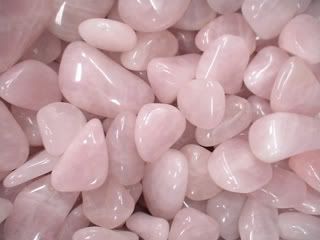 La mitad de las piedras deben ser pálidas, claras o cristalinas