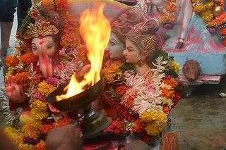 Shakti y Shiva, con su hijo Ganesh, el símbolo de la familia