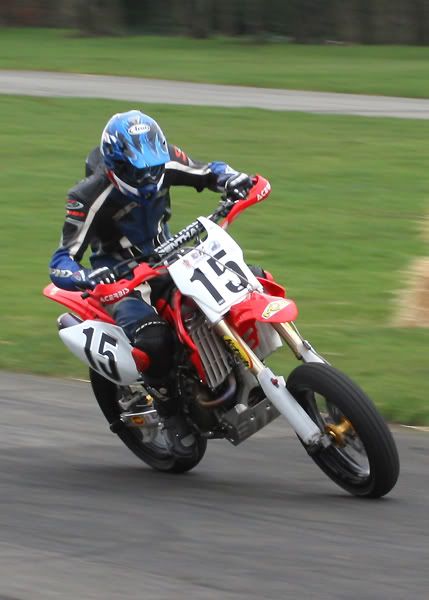IMAGE: http://i5.photobucket.com/albums/y190/Hawmaw/Supermoto%20Ingliston%2010%20March%202007/Supermoto13small.jpg