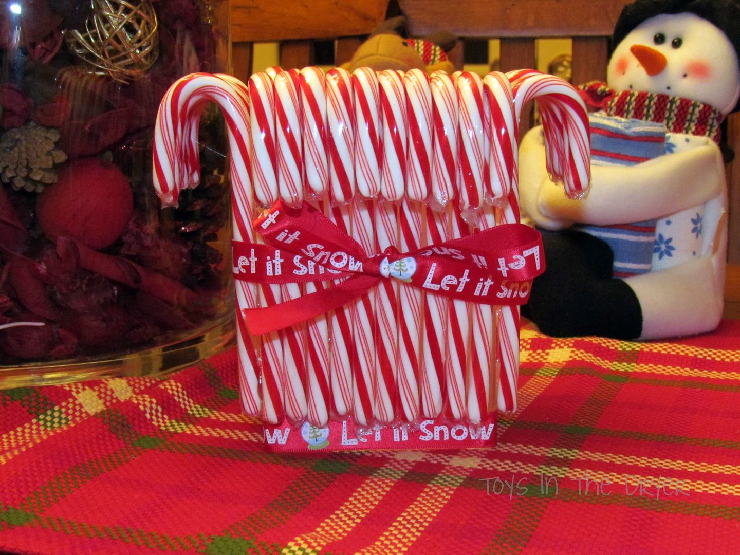 make a vase out of candy canes