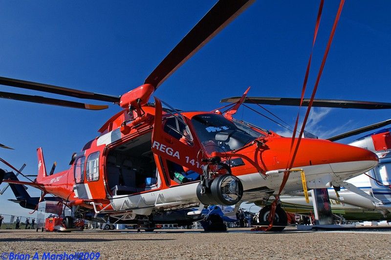 http://i5.photobucket.com/albums/y200/penpusher/01%20Duxford%202009/HeliTsch%2025Sep09/05.jpg