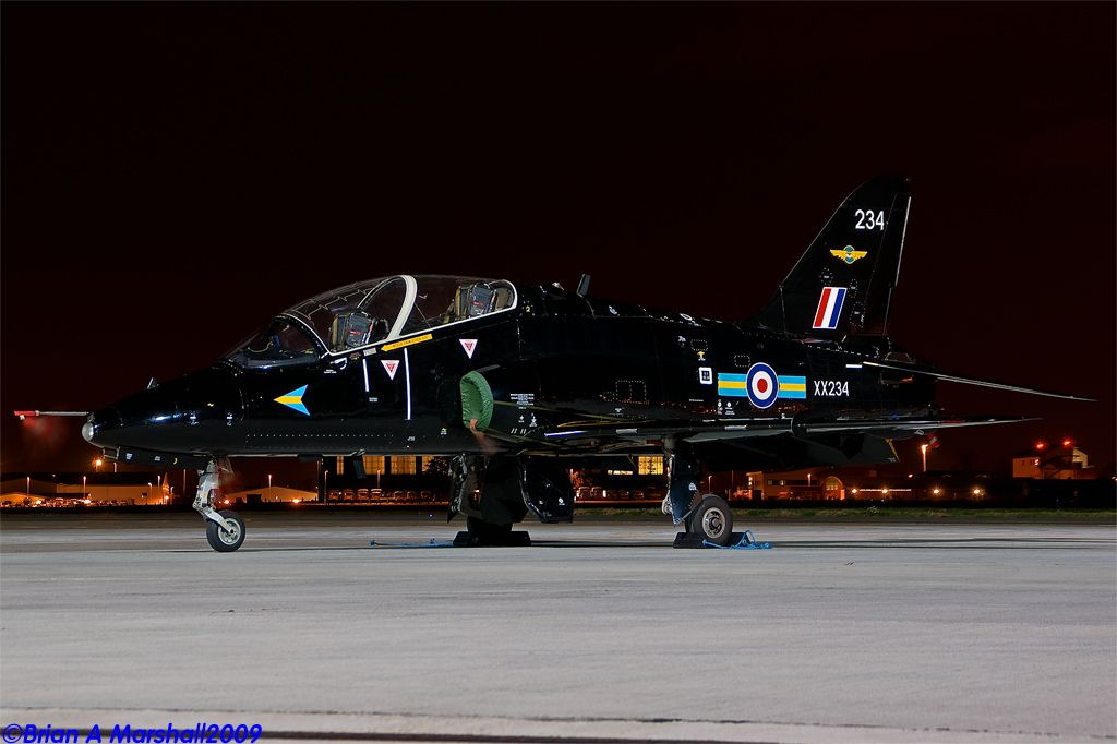 http://i5.photobucket.com/albums/y200/penpusher/02%20Miscellaneous%202009/RAF%20Northolt%20Night%2003Gec09/03.jpg