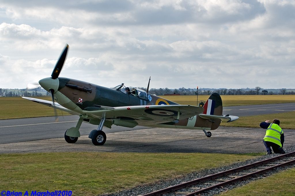 http://i5.photobucket.com/albums/y200/penpusher/03%20Duxford%202010/04%20Duxford%2006Feb10/01.jpg