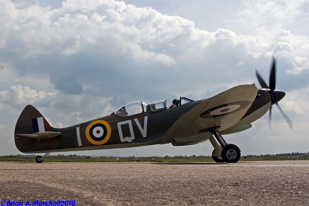 http://i5.photobucket.com/albums/y200/penpusher/03%20Duxford%202010/13%20Duxford%2014May10/01.jpg