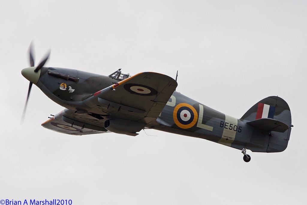 http://i5.photobucket.com/albums/y200/penpusher/03%20Duxford%202010/32%20Duxford%2004Sep10/04.jpg
