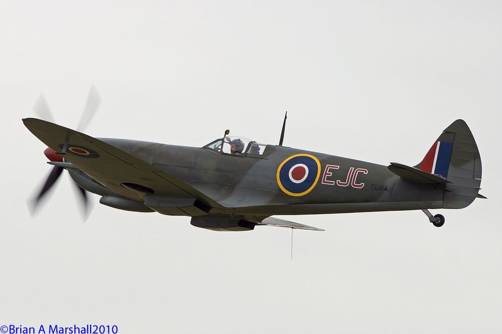 http://i5.photobucket.com/albums/y200/penpusher/03%20Duxford%202010/32%20Duxford%2004Sep10/07.jpg