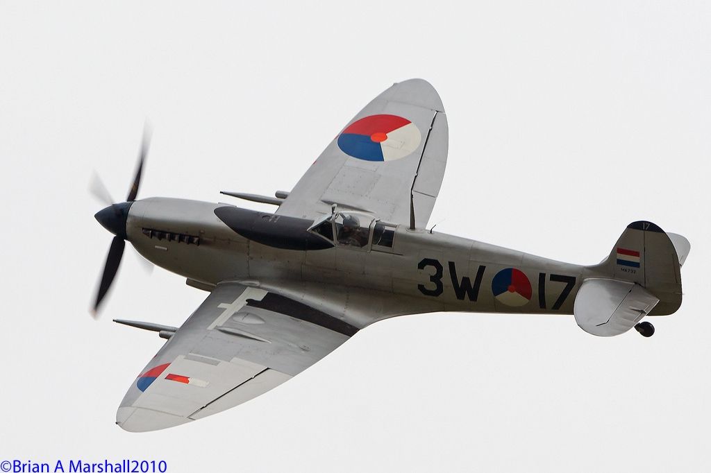 http://i5.photobucket.com/albums/y200/penpusher/03%20Duxford%202010/32%20Duxford%2004Sep10/09.jpg