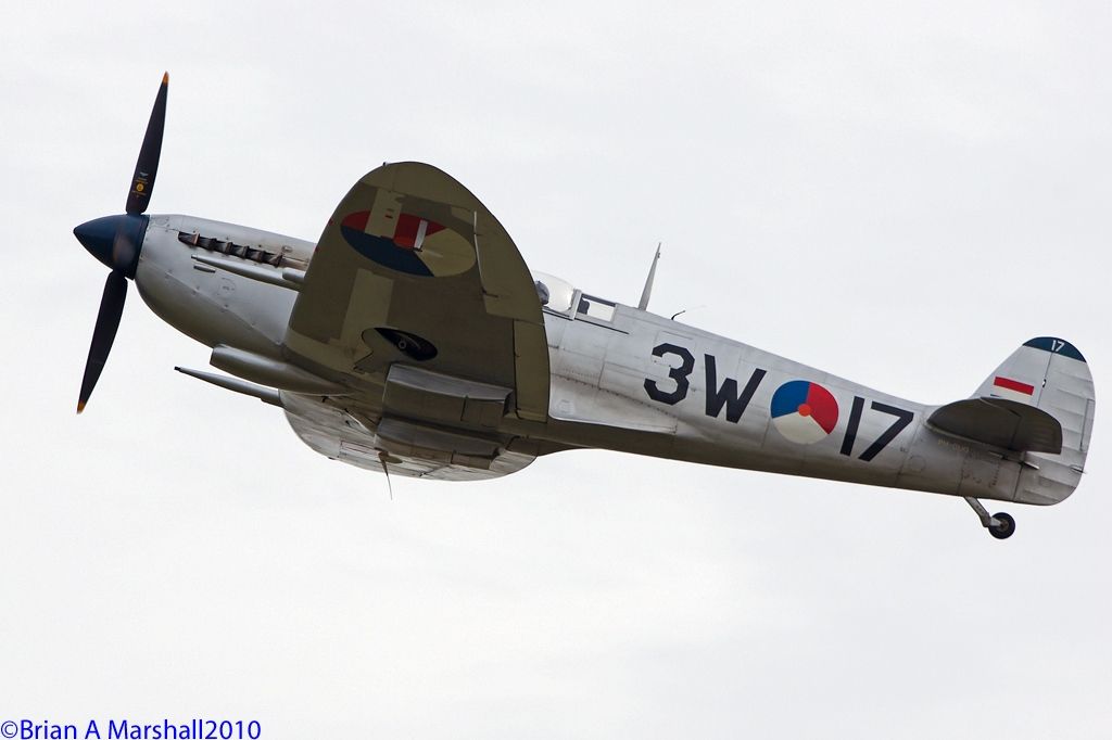 http://i5.photobucket.com/albums/y200/penpusher/03%20Duxford%202010/32%20Duxford%2004Sep10/10.jpg
