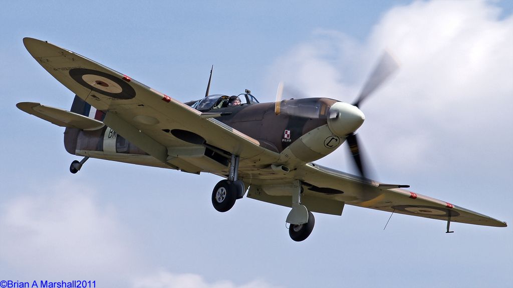 http://i5.photobucket.com/albums/y200/penpusher/05%20Duxford%202011/31%20AAD%2019Aug11/04.jpg