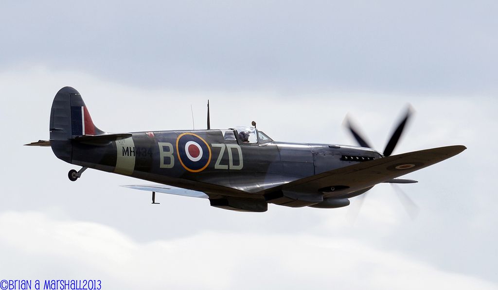 http://i5.photobucket.com/albums/y200/penpusher/09%20Duxford%202013/14%20SpitShow%2028Jul13/09.jpg