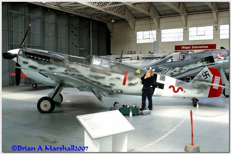 http://i5.photobucket.com/albums/y200/penpusher/Duxford%20-%2026%20Apr%2007/05.jpg