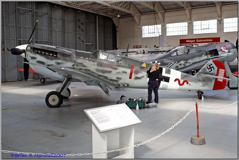 http://i5.photobucket.com/albums/y200/penpusher/Duxford%20Retro/04Apr.jpg