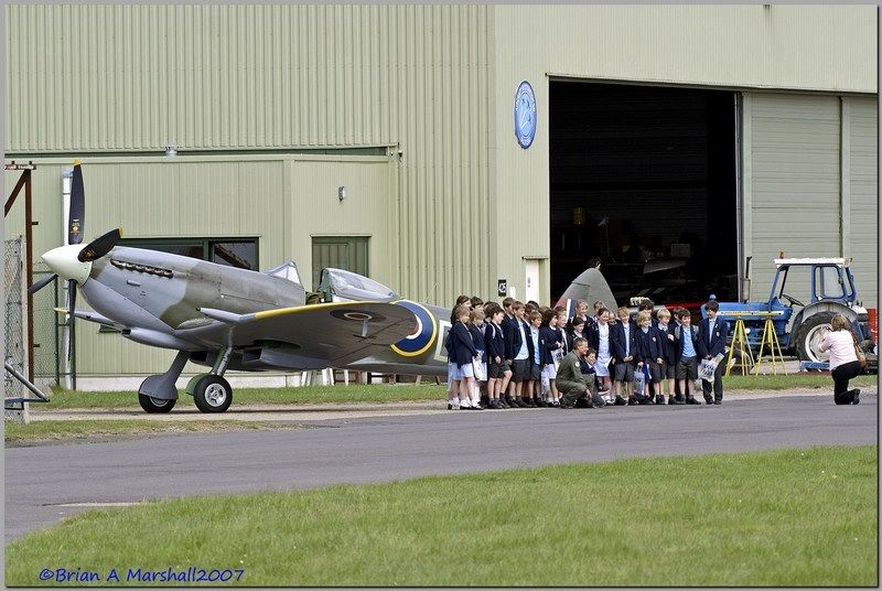 http://i5.photobucket.com/albums/y200/penpusher/Duxford%20Retro/05Apr.jpg