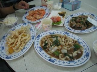 seafood feast at cijin seafood street